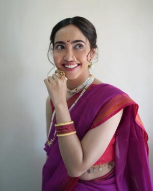 Kaashvi Hiranandani Instagram - मी कशी दिसते? 👀 #gudipadwa #kaashplays
📸 by @deomanish 
💄 by @makeupartist__siddhi 
.
.
.
.
.
.
#s8ul #bgmi #mumbai #marathi #hindu #explorepage #fyp #indiangirl #marathimulgi #gulabisadi🌸💗