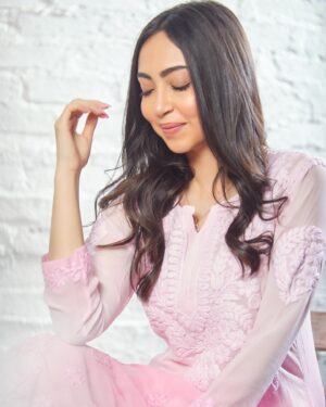 Kaashvi Hiranandani Instagram - give me a nickname 💞 
📸: @shivanigoel96 
#kaashplays
.
.
.
.
.
.
.
#explore #bgmi #indianwear #fyp #chikankari #indian