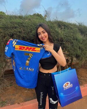 Kaashvi Hiranandani Instagram - thank you for the sweetest gift @mumbaiindians 💙✨ #mipaltan #mumbaiindians #kaashplays
.
.
.
.
.
.
#mumbai #marathimulgi #ipl2024 #ipl