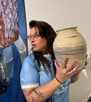 Kakan Hermansson Instagram - Tack alla som kom och välsignade min utställning POTTERY SHOW i lördags på @magasin.de.gauche . Det finns grejer kvar, slidea in i dm vid intresse. 

Tack @oddbird och @pompette_dryckeshandel för dryck, och @tommiesex för utmärkt samarbete. Och inte minst @dennyyoler min broder som alltid fixar och grejar för mig ❤️