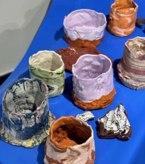 Kakan Hermansson Instagram - Tack alla som kom och välsignade min utställning POTTERY SHOW i lördags på @magasin.de.gauche . Det finns grejer kvar, slidea in i dm vid intresse. 

Tack @oddbird och @pompette_dryckeshandel för dryck, och @tommiesex för utmärkt samarbete. Och inte minst @dennyyoler min broder som alltid fixar och grejar för mig ❤️