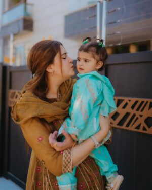 Kanwal Aftab Instagram - Jummah MUBRAK ♥️

👗 @rangoon_clothing_pk 
Aizal dress @chandtarakids 
📸 @adil_bajwa_ 

#kanwalzulqarnain #kanwalaftab #jummahmubarak #blessed #alhumdulilah