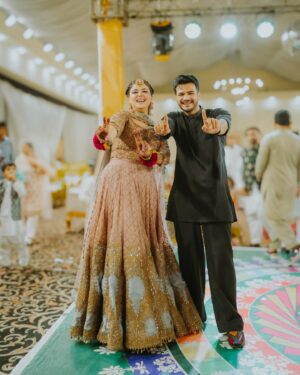 Kanwal Aftab Instagram - Mehndi ke raat with my fav people ♥️🔥

 my & mama attire @sassy.thrift.store28 
jewellery @bello.jewellery 
makeup @makeupbyhassan_02 
📸 @adil_bajwa_ 
aizal outfit @cinderella.pk 

[ kanwalzulqarnain, kanwalaftab, aizal zulqarnain, zulqarnainsikandar, mehndi, cousinwedding ]