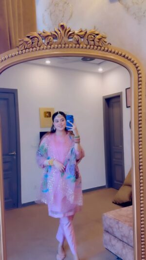 Kanwal Aftab Instagram - What a great song 🎶 @ali_zafar sir keep rocking 💃🏻

This khubsoorat jora @masakaliofficial_ 
Best quality mirror vintagesfurniture 
🥿 @vivawalkofficial 
#kanwalzulqarnain #kanwalaftab #blessed #alhumdulilah #réel #