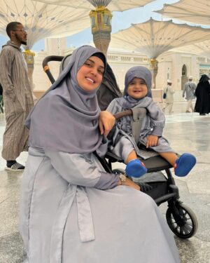 Kanwal Aftab Instagram - Madinah ♥️ 

👗 @cinderella.pk 

#kanwalzulqarnain #aizalzulqarnain #kanwalaftab #blessed #motherdaughter #goals #mashallah #madinah
