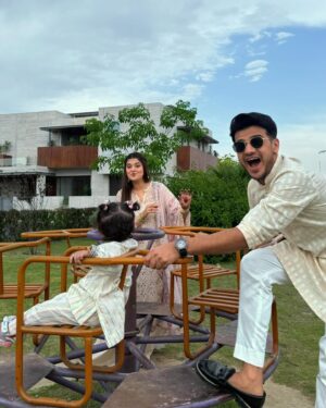 Kanwal Aftab Instagram - EID MUBARAK EVERYONE 🫶🏻 Alhumdulillah Family 👨‍👩‍👧
Zulqarnain Attire : @qamashbyis 
👞 : @jacobandisaac.pk 
#kanwalzulqarnain #zulqarnainsikandar #aizalzulqarnain #kanwalaftab #blessed #alhumdulilah #eidmubarak