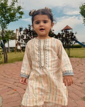 Kanwal Aftab Instagram - EID MUBARAK EVERYONE 🫶🏻 Alhumdulillah Family 👨‍👩‍👧
Zulqarnain Attire : @qamashbyis 
👞 : @jacobandisaac.pk 
#kanwalzulqarnain #zulqarnainsikandar #aizalzulqarnain #kanwalaftab #blessed #alhumdulilah #eidmubarak