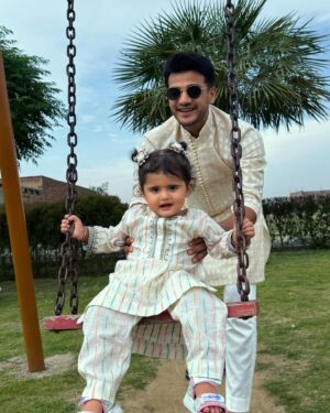 Kanwal Aftab Instagram - EID MUBARAK EVERYONE 🫶🏻 Alhumdulillah Family 👨‍👩‍👧
Zulqarnain Attire : @qamashbyis 
👞 : @jacobandisaac.pk 
#kanwalzulqarnain #zulqarnainsikandar #aizalzulqarnain #kanwalaftab #blessed #alhumdulilah #eidmubarak