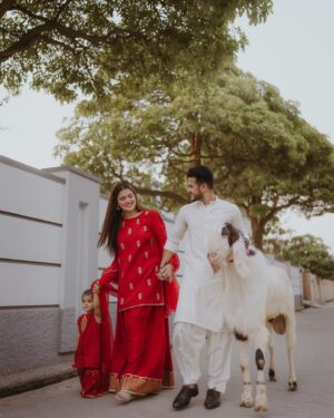 Kanwal Aftab Instagram - Bakra Eid Mubarak 🐐

Our Attite @amnaaftabofficial 
📸 @adil_bajwa_ 

 #kanwalzulqarnain #zulqarnainsikandar #aizalzulqarnain #kanwalaftab #eidmubarak #bakraeid