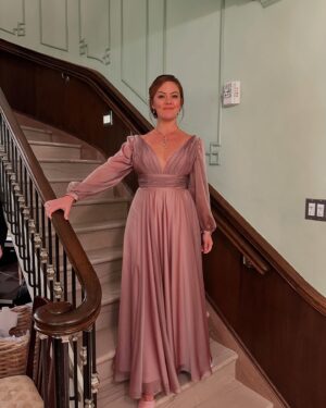 Kate Rockwell Instagram - Sent my daughter these photos to show her that Mama can look like a princess. She was more excited that I was on the stairs. 👸 💕 🛕