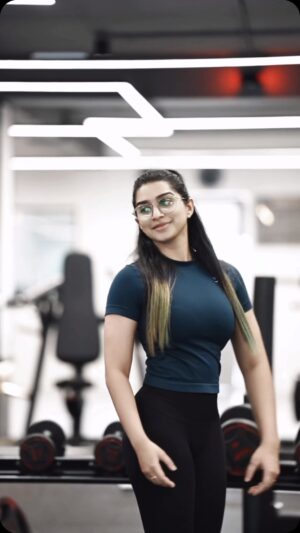 Kaviya Ravichandran Instagram - Let us know whom should we collab with next ?😁

Shop creatine at @avvatarindia 
Use our code for additional discount. Code is in the bio !

#gym #fit #workout #avvatarindia