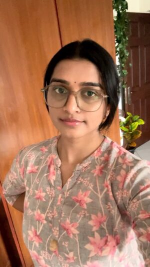 Kaviya Ravichandran Instagram - GRWM for a summa oru cup coffee 🎀🤪

#GRWM #fit #kavyasuha