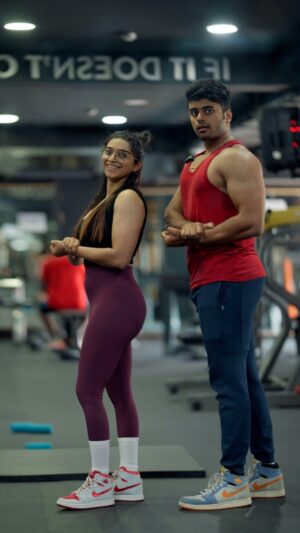 Kaviya Ravichandran Instagram - Learning how to pose ✌️

 Powerlifter @theathleticindian teaching me how to pose 😅

#gym #workout #fit