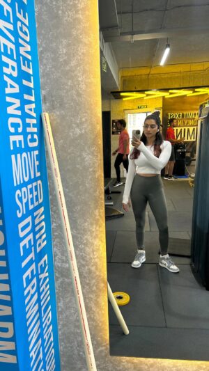 Kaviya Ravichandran Instagram - All thanks to barbell row 🙂

#gym #gymmotivation #fit #fitnessmotivation #workout #back