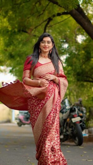 Kaviya Ravichandran Instagram - What do you prefer? Saree or gym outfits?

Concept credit : @hazelshiny ❤️

#gym #saree #fit