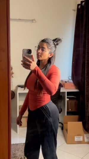 Kaviya Ravichandran Instagram - Same mirror but a different person both physically and mentally ✌️

#gym #workout #fit #fitness