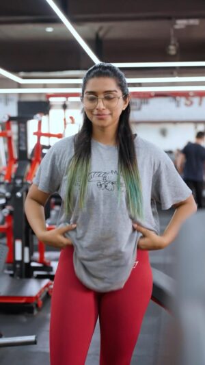 Kaviya Ravichandran Instagram - What’s your favourite leg exercise?

If you’re planning to buy protein, shop at @avvatarindia. Use code : KAVYASUHA for additional discount.

#gym #fit #workout
