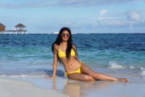 Kayla Kapoor Instagram - feelin it 🌞

#indiangirl #browngirl #beach #lingeriemodel #bikini #bikinimodel #spicyaccountant