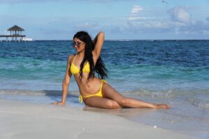 Kayla Kapoor Instagram - feelin it 🌞

#indiangirl #browngirl #beach #lingeriemodel #bikini #bikinimodel #spicyaccountant