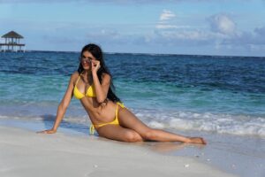 Kayla Kapoor Instagram - feelin it 🌞

#indiangirl #browngirl #beach #lingeriemodel #bikini #bikinimodel #spicyaccountant