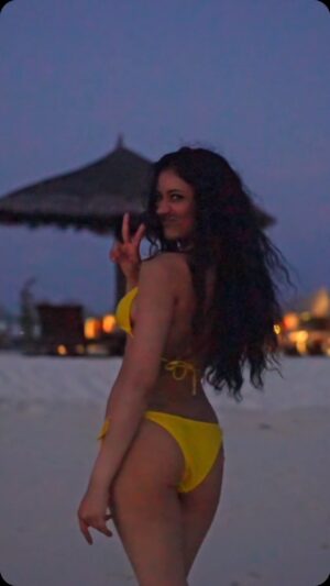 Kayla Kapoor Instagram - Girls just wanna have fun 🫶🏽 #beach #browngirl #bikinj