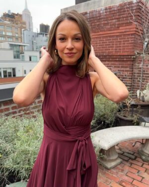 Kayla Wallace Instagram - This city makes me smile ✨ NY press day for @landmanpplus 

makeup @kirinstagram 
hair @valeriethehairstylist