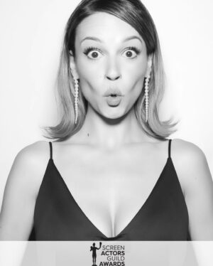 Kayla Wallace Instagram - Living my best 60’s life. 

Last week celebrating awards season with @sagaftra and @entertainmentweekly 

styling @elizabethsaltzman
makeup @kirinstagram 
hair @bykileyfitz