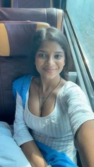 Khyati Shree Instagram - Train journey from Ajmer to Jaipur in Vande Bharat 🚂