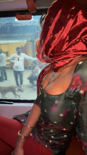Khyati Shree Instagram - Ever travelled in train for 50 hours, that's how long it takes from Delhi to Mysore via rail. Any tips for such long train journeys? Also, do you guys want me to give you a video tour of First AC in the next reel?