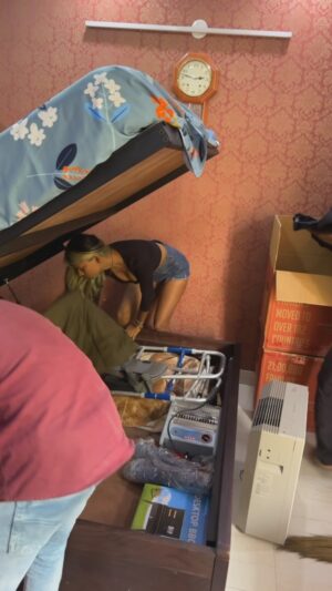 Khyati Shree Instagram - Today the movers and packers team came to wrap up my life in Delhi. What a hectic day this was. Guess which state I am shifting to 🧐🧐🧐