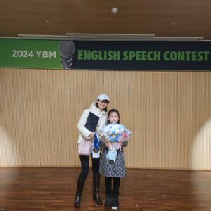 Kim Ga-yeon Instagram - .
.
YBM에서 개발한 AI가 심사하는
예선전을 치루고
본선진출..
은상 수상한 우리 하랭몬 자랑스럽다.
.
.
엄마도 중학교때 역삼동인가 선릉인가
YBM 본사에서 열렸던
영어이야기 전국대회에서 2등했었다규~

#모녀가같은대회를나갔네
#신기한일
#나도이제기억났지뭐야
#하랭몬축하해
#YBM인증시험
#JET1등급합격
#좋았어👍
#도치엄마
#이건자랑좀해야징