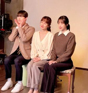 Kim Ji-soo Instagram - 가족X멜로 촬영장 🎥🎬 💕 

⭐️귀여움 한도초과 미래, 현재! 

#가족x멜로 #romanceinthehouse #jtbcdrama
