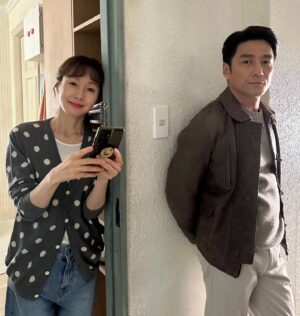 Kim Ji-soo Instagram - 가족X멜로 촬영장 🎥🎬 💕 

⭐️귀여움 한도초과 미래, 현재! 

#가족x멜로 #romanceinthehouse #jtbcdrama