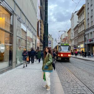 Kim Ji-soo Instagram - 안녕? ☺️
프라하는 요즘 4시면 해가 져요. 그래서 부지런 떨지않으면 하루가 엄청 짧게 느껴지지만 해질즈음과 밤의 프라하가 저는 참 좋아요. 
그리고 프라하도 동네 서점이 거의 사라져간다고하는데 이 서점만큼은 오래오래 그 자리에 있었으면 좋겠네요.. 한국에서는 이제 대형서점말고는 진짜 하나도 못본지 넘 오래되서. 🥺

아..그런데 2024년도 진짜 한달여밖에 안남았다니..씩씩하게 또 한살먹을 준비해야지 머 그런 생각이 든다는..ㅎ 🧣☃️ 이젠 나이먹을려면 심호흡 한번 가다듬고 씩씩해저야지 각오하게 되는 나이인가봐요..저만 그런가요? 🤔

🧸 밀린 답글 기다려주세요 😊