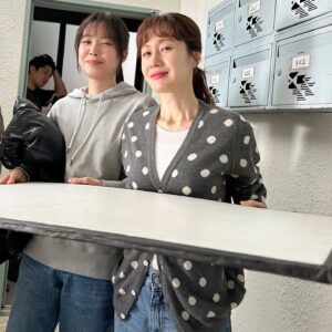 Kim Ji-soo Instagram - 안녕 금애연~ 안녕 가족X멜로. 
소중하고 행복했다. 💌❤️ 

⭐️ 가족X멜로를 사랑해주신 모든분께 깊은 감사를 드립니다. 
  이 세상 모든 가족이 행복하길 바라며. 🙏

#가족x멜로 #jtbcdrama