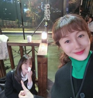 Kim Ji-soo Instagram - 가족X멜로 촬영장 🎥🎬 💕 

⭐️귀여움 한도초과 미래, 현재! 

#가족x멜로 #romanceinthehouse #jtbcdrama