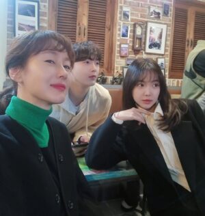 Kim Ji-soo Instagram - 가족X멜로 촬영장 🎥🎬 💕 

⭐️귀여움 한도초과 미래, 현재! 

#가족x멜로 #romanceinthehouse #jtbcdrama