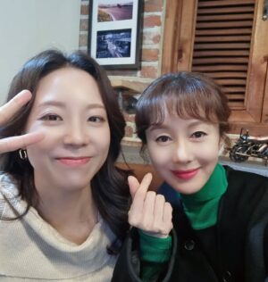 Kim Ji-soo Instagram - 가족X멜로 촬영장 🎥🎬 💕 

⭐️귀여움 한도초과 미래, 현재! 

#가족x멜로 #romanceinthehouse #jtbcdrama