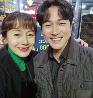 Kim Ji-soo Instagram - 가족X멜로 촬영장 🎥🎬 💕 

⭐️귀여움 한도초과 미래, 현재! 

#가족x멜로 #romanceinthehouse #jtbcdrama