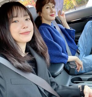 Kim Ji-soo Instagram - 가족X멜로 촬영장 🎥🎬 💕 

⭐️귀여움 한도초과 미래, 현재! 

#가족x멜로 #romanceinthehouse #jtbcdrama