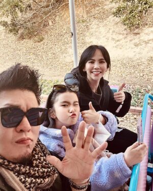 Kim Ji-woo Instagram - .
.
사랑하는 김루아나리의 10번째 생일~🎉
친구들과 미리 신나게 파티하고
오늘은 가족끼리💜
2014년 12월 23일 아침 10시 3분에 나를 ’엄마‘로 탄생시켜준
나의 소중한 루아
.
사랑하는 나의 딸 루아야
엄마는 너로 인해 매 순간 배우고 있고, 성장하고 있고, 더 좋은 사람이 되고 싶어서 노력하게 된단다
루아의 엄마로 살 수 있는 축복을 선물해줘서 고마워💜
우리 건강하고 행복하자!!
사랑하고 사랑하고 또 사랑해🩷🩷🩷🩷🩷🩷
.
.