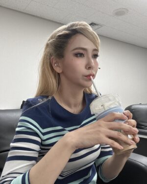Kim Ji-woo Instagram - .
.
김해에서
오늘의 로렌
돌체라떼 벤티사이즈로 카페인과 당을 채우고
Everybody say Yeah 를 준비한다🤩🤩
.
.