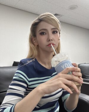 Kim Ji-woo Instagram - .
.
김해에서
오늘의 로렌
돌체라떼 벤티사이즈로 카페인과 당을 채우고
Everybody say Yeah 를 준비한다🤩🤩
.
.