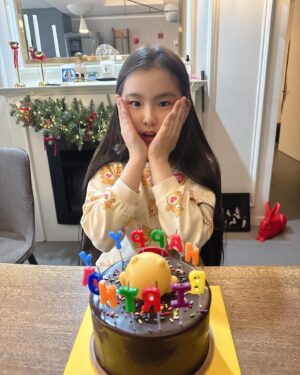 Kim Ji-woo Instagram - .
.
사랑하는 김루아나리의 10번째 생일~🎉
친구들과 미리 신나게 파티하고
오늘은 가족끼리💜
2014년 12월 23일 아침 10시 3분에 나를 ’엄마‘로 탄생시켜준
나의 소중한 루아
.
사랑하는 나의 딸 루아야
엄마는 너로 인해 매 순간 배우고 있고, 성장하고 있고, 더 좋은 사람이 되고 싶어서 노력하게 된단다
루아의 엄마로 살 수 있는 축복을 선물해줘서 고마워💜
우리 건강하고 행복하자!!
사랑하고 사랑하고 또 사랑해🩷🩷🩷🩷🩷🩷
.
.