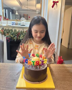 Kim Ji-woo Instagram - .
.
사랑하는 김루아나리의 10번째 생일~🎉
친구들과 미리 신나게 파티하고
오늘은 가족끼리💜
2014년 12월 23일 아침 10시 3분에 나를 ’엄마‘로 탄생시켜준
나의 소중한 루아
.
사랑하는 나의 딸 루아야
엄마는 너로 인해 매 순간 배우고 있고, 성장하고 있고, 더 좋은 사람이 되고 싶어서 노력하게 된단다
루아의 엄마로 살 수 있는 축복을 선물해줘서 고마워💜
우리 건강하고 행복하자!!
사랑하고 사랑하고 또 사랑해🩷🩷🩷🩷🩷🩷
.
.