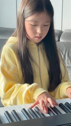 Kim Yu-ha Instagram - 이 노래 아는 사람 없을건데,,,가사가 따숩
forever star🌠 - 张洢豪
얼마나 좋음 피아노도 혼자 열심히 멜로디 따고 진심.

#노래추천#노래커버#피아노커버#playlist
#CPOP#张洢豪#偷偷藏不住#HiddenLoveOST
