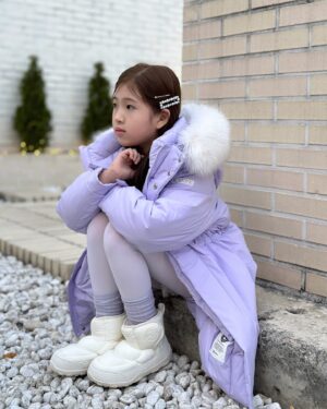 Kim Yu-ha Instagram - #광고 @blackyakkids.official 

복실한 눈꽃모양 탈부착 가능한 에코퍼에 빵빵한 구스로 넘나 따수운 아틱 롱패딩 착용했어요💜
내부 등판 발열 기능성 안감 소재에다가
손목 벨크로, 허리단 스트링 조절되서 핏이며 색감 디테일 막강함

외피는 생활방수, 내피는 방수로 무장되 눈속에서도 끄떡없을 패딩부츠는 마시멜로같이 몽글 동글 귀엽따리☃️☃️

#블랙야크키즈
🏷️ BK아틱L다운자켓 LAVENDER / 145
🏷️ 라라 MID 부츠 IVORY / 210

#블랙야크#키즈롱패딩#키즈패딩#구스다운
#키즈아우터#키즈점퍼#키즈패션#키즈브랜드#주니어패션 
#키즈부츠#키즈방한화#패딩부츠#여아패딩#남아패딩