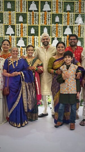 Kshitee Jog Instagram - पुढील सात जन्मासाठी तुमच्या चेहऱ्यावरचे हे हास्य असेच आणखी द्विगुणित होत राहू दे!

लग्नाच्या हार्दिक शुभेच्छा! खुष रहा, मस्त रहा…

#HappyMarriedLife #Jusam #sameervidwans
#ChalchitraMandalee