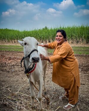 Kshitee Jog Instagram - आपल्या फसक्लास ढोमे फॅमिलीची नवी मेंबर लक्ष्मी! 

#FD #myfamily #myvillage #mylife #laxmi #cow
