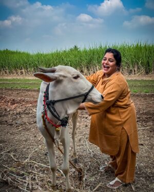 Kshitee Jog Instagram - आपल्या फसक्लास ढोमे फॅमिलीची नवी मेंबर लक्ष्मी! 

#FD #myfamily #myvillage #mylife #laxmi #cow